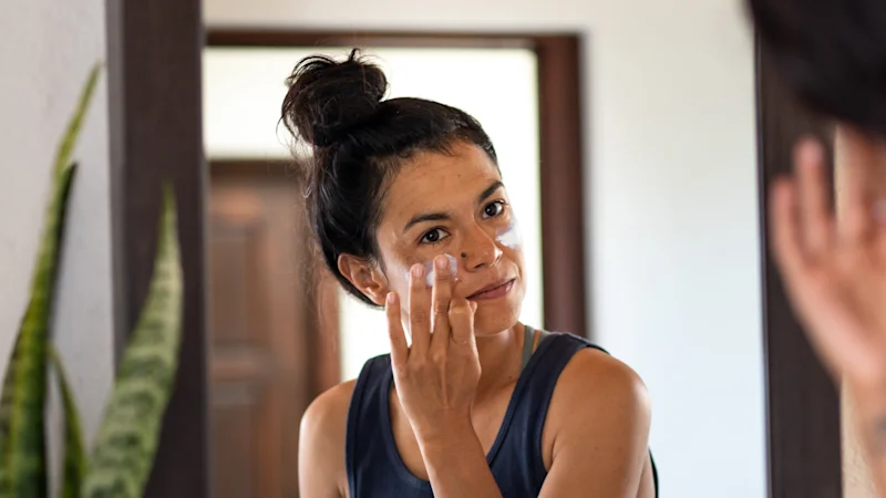 Comment voyager léger avec des produits multi-usages, des SPF et des conseils de soins de la peau