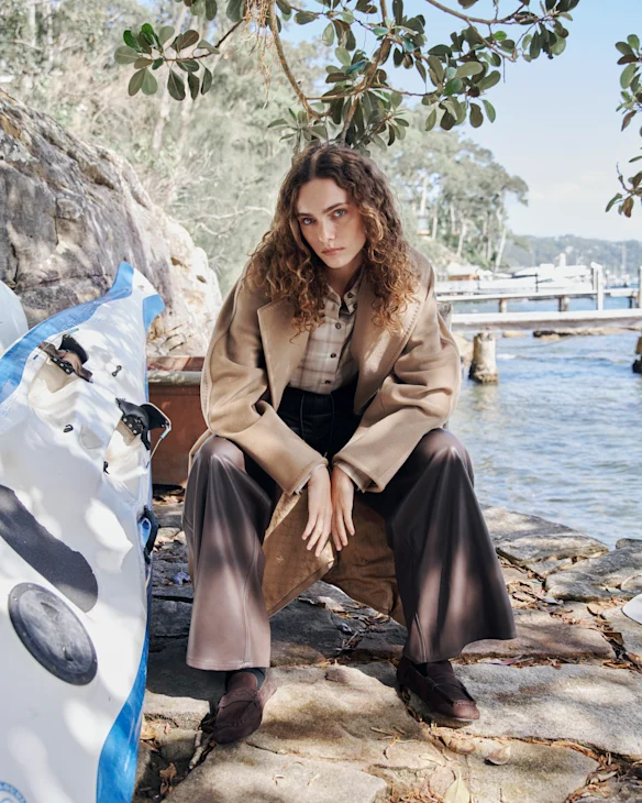 Manteau Max Mara, POA. Parce que chemise, 175 $. Pantalon « Dean » d'Elka Collective, 249 $. Mocassins Senso « Astro II » 249 $.