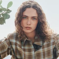 Comment des marques de luxe comme Chanel et Céline réinventent le modeste « flanno » à carreaux