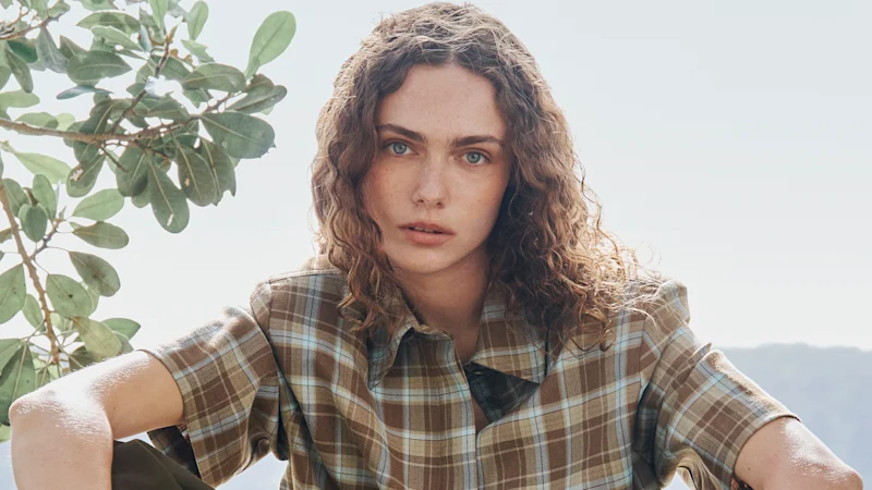 Comment des marques de luxe comme Chanel et Céline réinventent le modeste « flanno » à carreaux