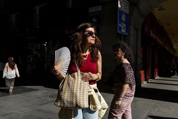 Une femme utilisant un ventilateur sur la Plaza Mayor de Madrid, en Espagne, pendant la canicule du week-end.
