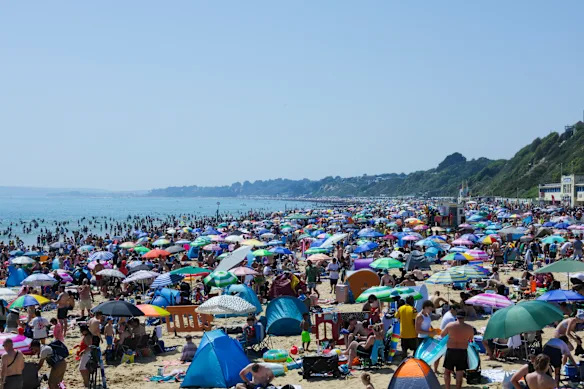 Des baigneurs sur la plage de Bournemouth le 25 mai en Angleterre lors d'un long week-end férié exceptionnel.