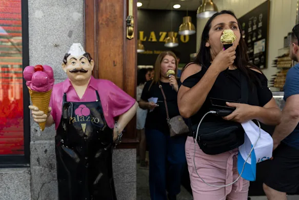 Les gens achètent des glaces sur la place Puerta del Sol à Madrid, en Espagne, pendant la canicule du week-end.