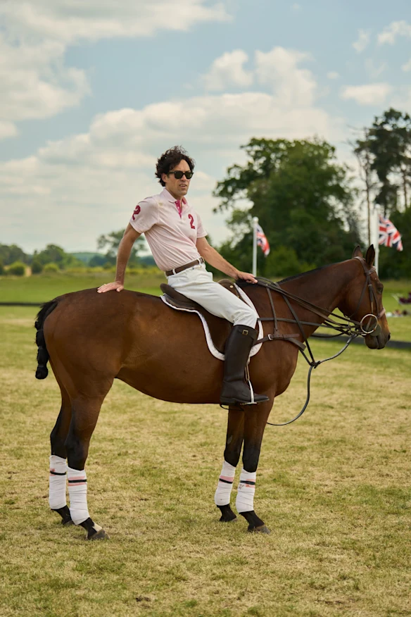 Alex Hassell décrit son personnage Rupert Campbell-Black comme un mâle alpha des années 80 aux prises avec ses sentiments.