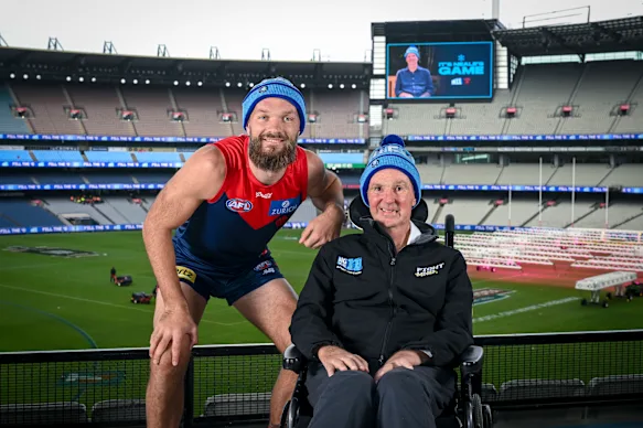 Le capitaine de Melbourne Max Gawn avec Neale Daniher l'année dernière.