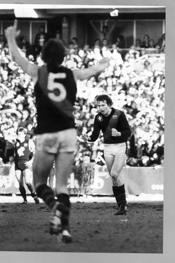 Neale Daniher (à droite) d'Essendon, après avoir inscrit le but décisif à Princes Park, lève les yeux pour voir son frère Terry Daniher (numéro 5) célébrer le 16 août 1981. 