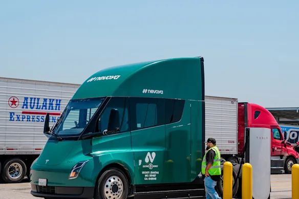 Après des années de retard, Tesla prend les commandes du Semi.