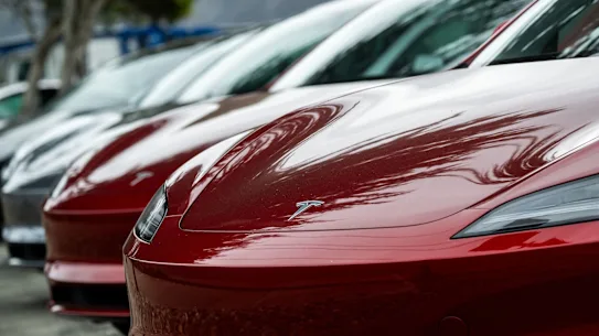 Les actions du constructeur automobile le plus valorisé au monde ont grimpé en flèche au second semestre, en grande partie grâce aux vantardises de son PDG en matière d'intelligence artificielle et de robotique.
