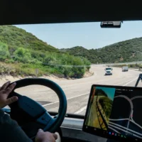 Le nouveau véhicule électrique de Tesla pourrait lui donner une étincelle bien nécessaire