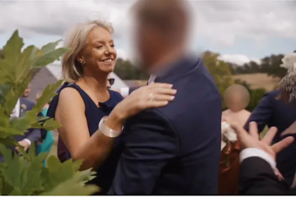 McKenzie au mariage de son fils en Tasmanie en 2023.