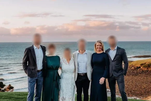 La sénatrice Bridget McKenzie (deuxième en partant de la droite) lors de la fête de fiançailles de son fils en avril 2022.