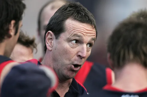 Neale Daniher s'impose en tant qu'entraîneur de Melbourne en 2004.