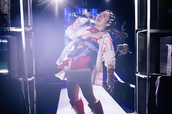 Le rappeur MUNGMUNG se produit au Wings Independent Fashion Festival.