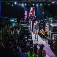 La créatrice Shiva Yousefpour présente au Wings Independent Fashion Festival