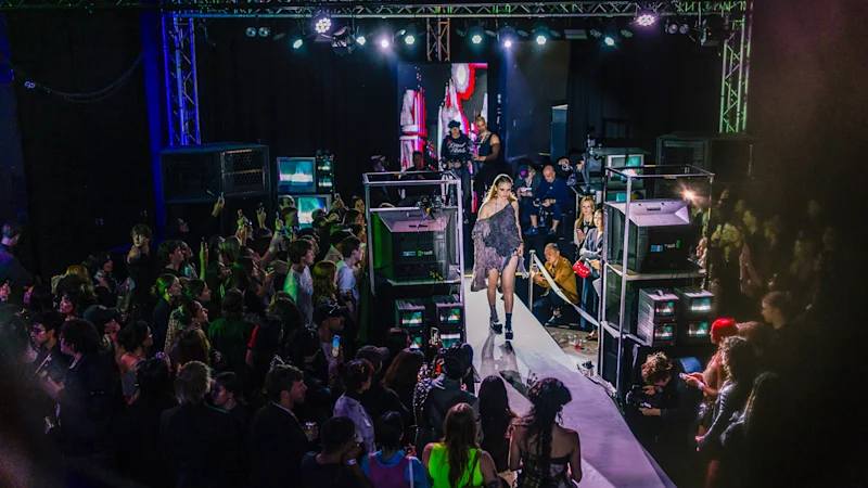 La créatrice Shiva Yousefpour présente au Wings Independent Fashion Festival