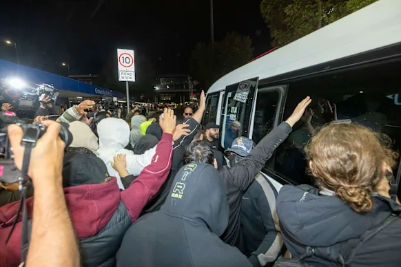 Le grand groupe de supporters et de médias à l'aéroport de Melbourne lorsqu'un groupe de femmes et d'enfants est arrivé le 7 mai.