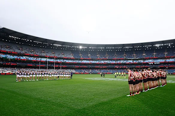 Les joueurs d'Essendon et de Fremantle se sont alignés pour le Welcome to Country devant seulement 25 100 fans.
