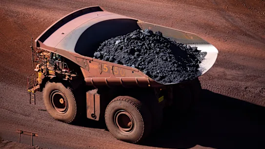 Un camion chargé de minerai de fer traverse le site de la mine BHP Mt Whaleback à Newman, en Australie occidentale.