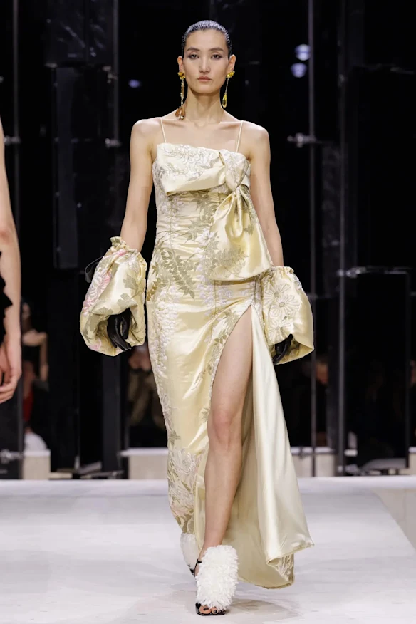 Givenchy, prêt-à-porter, automne/hiver 2026, par la directrice artistique Sarah Burton.