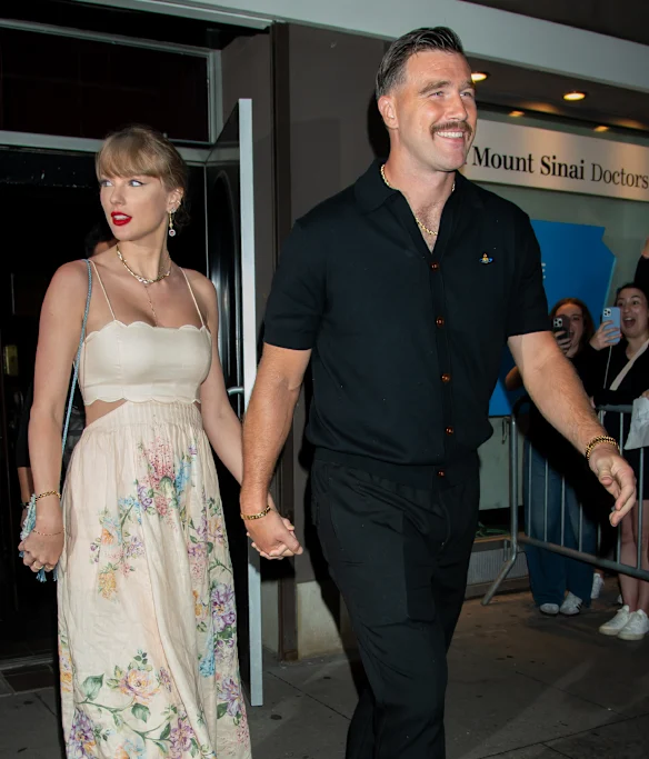 Taylor Swift (avec son fiancé Travis Kelce) portant Zimmermann au mariage en 2024 du mannequin Karen Elson.