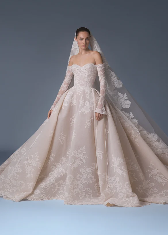 Une robe de mariée du grand couturier d'Adélaïde Paul Vasileff chez Paolo Sebastian.