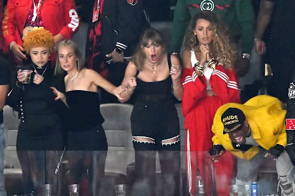Taylor Swift (au centre) portant un corset du créateur australien Dion Lee lors du Super Bowl le 11 février 2024.