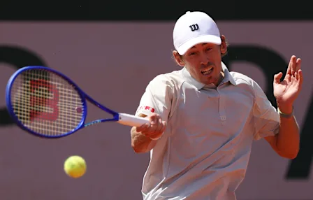 L'Australien Alex de Minaur accède au deuxième tour de Roland-Garros.