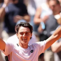 L&rsquo;Australien Adam Walton étourdit l&rsquo;ancien numéro 1 mondial Daniil Medvedev dans un thriller à Roland-Garros