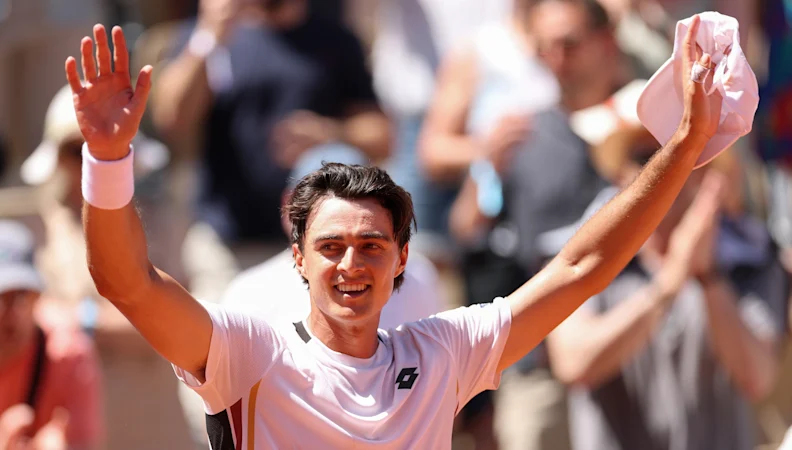L'Australien Adam Walton étourdit l'ancien numéro 1 mondial Daniil Medvedev dans un thriller à Roland-Garros