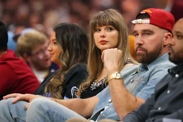 Taylor Swift regarde les Knicks de New York avec son fiancé Travis Kelce ce week-end.  