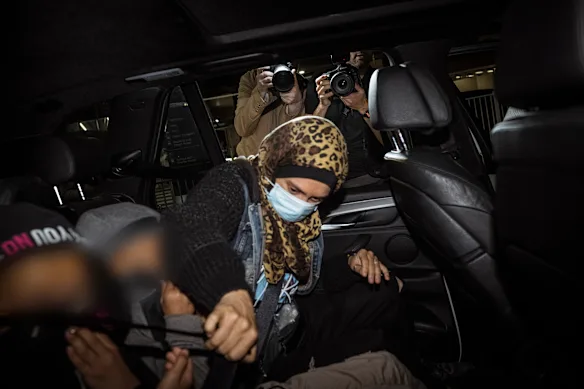 Kirsty Rosse-Emile, une femme liée à l'État islamique, monte dans une voiture après son arrivée à l'aéroport de Melbourne ce soir.