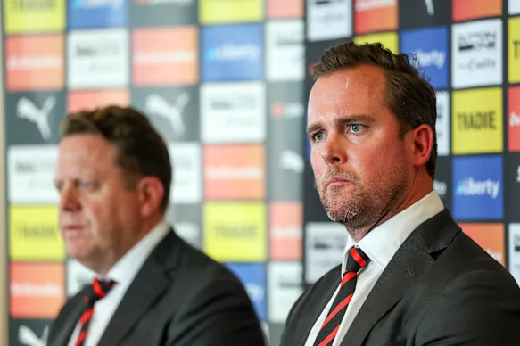 Le président d'Essendon, Andrew Welsh (à droite) et le PDG Tim Roberts (à gauche) s'adressent aux médias après la séparation du club avec Brad Scott.