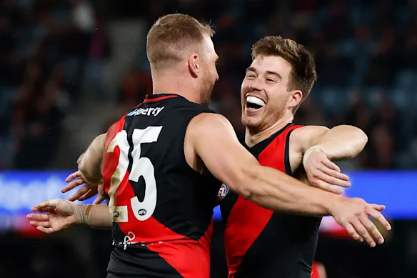 À une époque rouge et noire plus heureuse : Jake Stringer et Zach Merrett comme coéquipiers en 2023.
