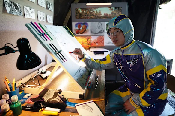 Aaron Chen incarne Sebastian, le malheureux homme d'argent, dans Make That Movie. 