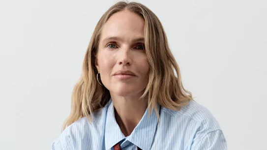 Laura May Gibbs de Nagnata adore les chemises de style masculin, qu'elle déniche d'occasion lors de ses voyages.