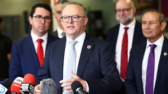 Visite du Premier ministre Anthony Albanese à WA lors d'une conférence de presse à l'école secondaire Mt Lawley