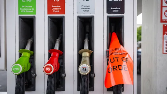 Le trésorier Jim Chalmers a déclaré que l'accise sur le carburant de 32 cents le litre et les réductions de la TPS sur le carburant prendraient fin d'ici juillet. 