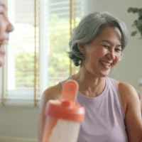 Les influenceurs de la ménopause ne jurent que par ce supplément. Est-ce que ça vaut le coup ?