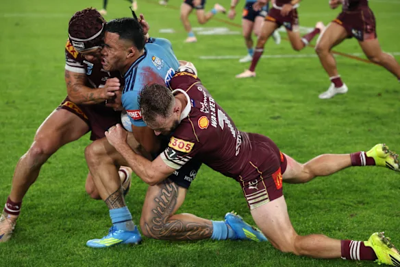 Kalyn Ponga se connecte avec Tolu Koula.