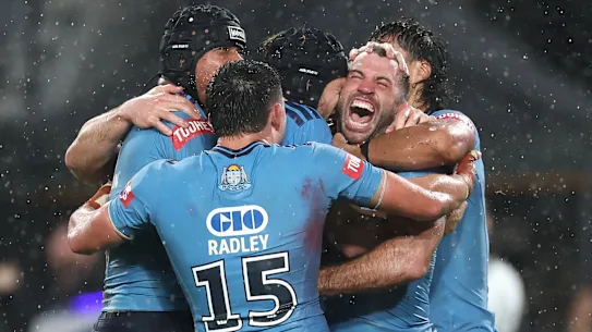 James Tedesco célèbre l'essai gagnant.