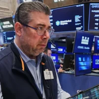 Wall Street atteint des records ; BP limoge son président pour « conduite »