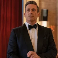 Jon Hamm va très bien, mais où ai-je vu cette femme derrière lui ?