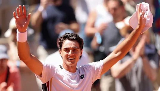 Adam Walton célèbre sa victoire sur Daniil Medvedev.