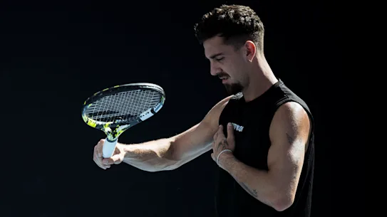Thanasi Kokkinakis grimace de douleur et sent son pectoral blessé lors d'une séance d'entraînement à l'Open d'Australie de l'année dernière.