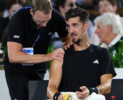 La blessure aux muscles pectoraux de Kokkinakis continue de lui causer des problèmes depuis l'opération révolutionnaire de l'année dernière.