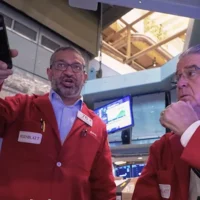 Wall Street se rapproche de ses records alors que les prix du pétrole baissent, l&rsquo;ASX devrait chuter