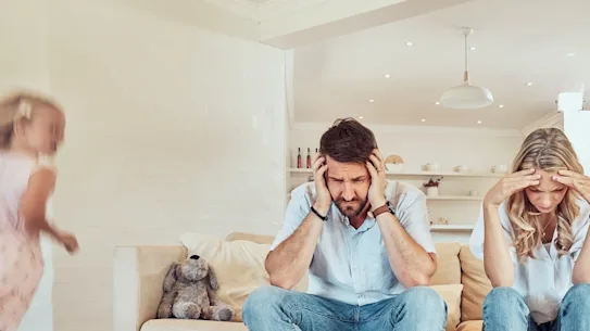Les conseils pour gérer les enfants qui se conduisent mal ont évolué d'une approche behavioriste à une parentalité permissive, puis à une approche axée sur les sentiments des parents.