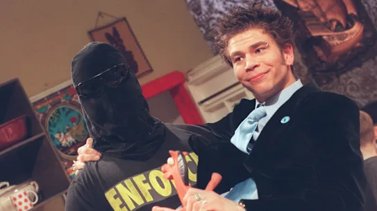 Dylan Lewis sur le tournage de Recovery en 1997 avec l'Enforcer, joué par Angus Sampson.