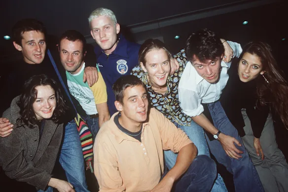 L'équipage original de la Course autour du monde (de gauche à droite) : Claudia Rowe, Ben Davies, Bentley Dean, John Safran, Daniel Marsden, Olivia Rousset, Scott Herford et Kim Traill.