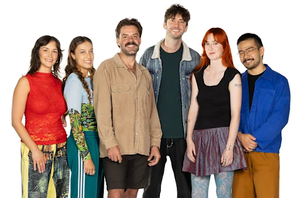Les nouveaux participants de la Course autour du monde (de gauche à droite) Lucinda, Mikaela, Jayden, Elliot, Kate et William. 